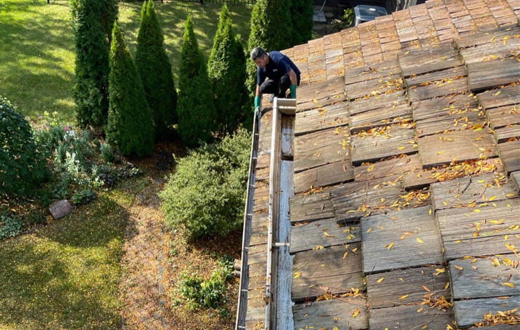 Top Roof and Gutters Cleaning Tips for a Safe and Effective Job