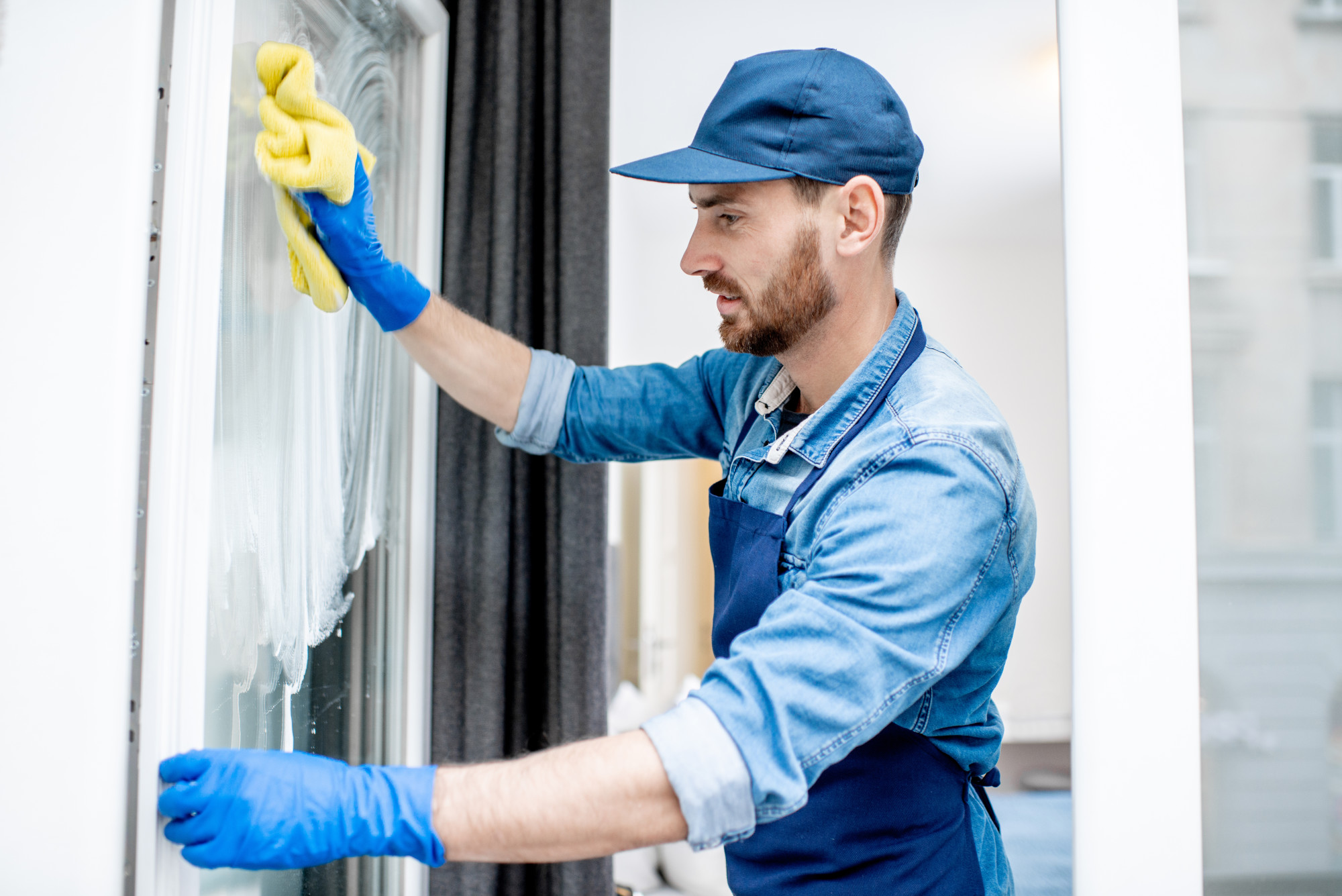 When Should You Consider a Professional Glass Cleaning Service?