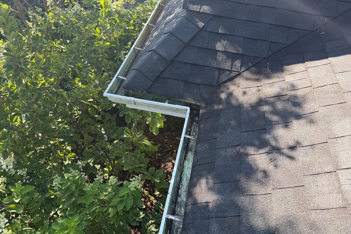 Gutter Cleaning after — Winnetka IL 1-story house